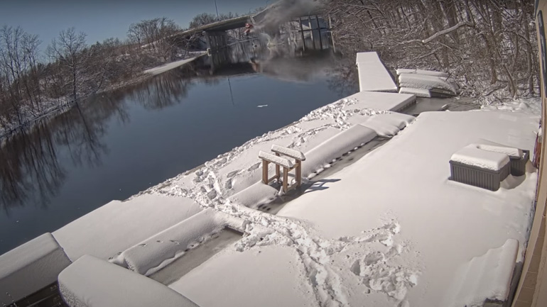 Φορτηγό πέφτει σε ποτάμι