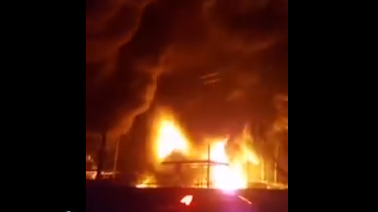 Στις φλόγες δύο αποθήκες πετρελαίου στο Ζίτομιρ μετά τις ρωσικές αεροπορικές επιδρομές