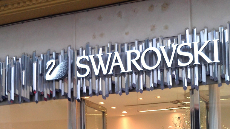 Swarovski: Κλείνει τα 12 καταστήματα και σταματάει τις εξαγωγές στη Ρωσία