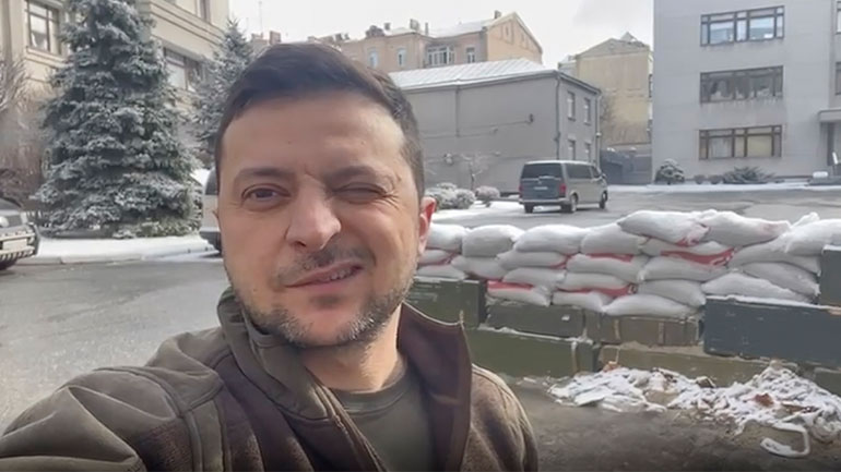 Βίντεο του Ζελένσκι μέσω social media στους δρόμους του Κιέβου