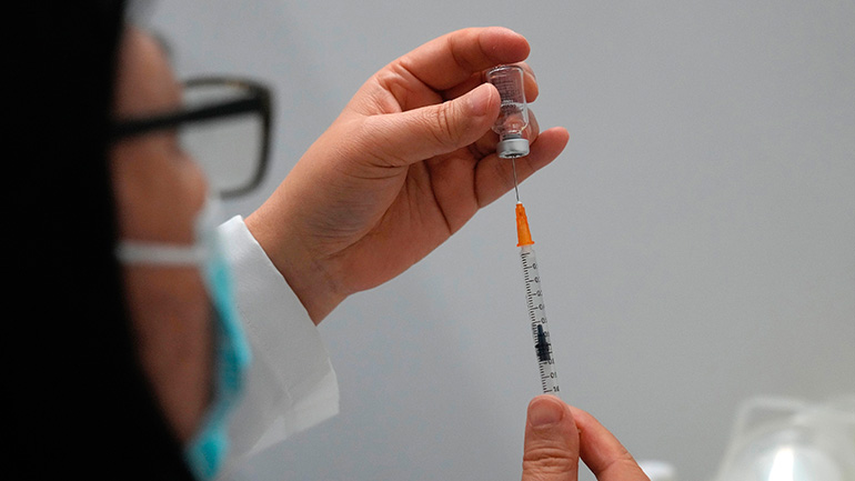 Η Αυστρία αναστέλλει την υποχρεωτικότητα του εμβολιασμού κατά της Covid-19