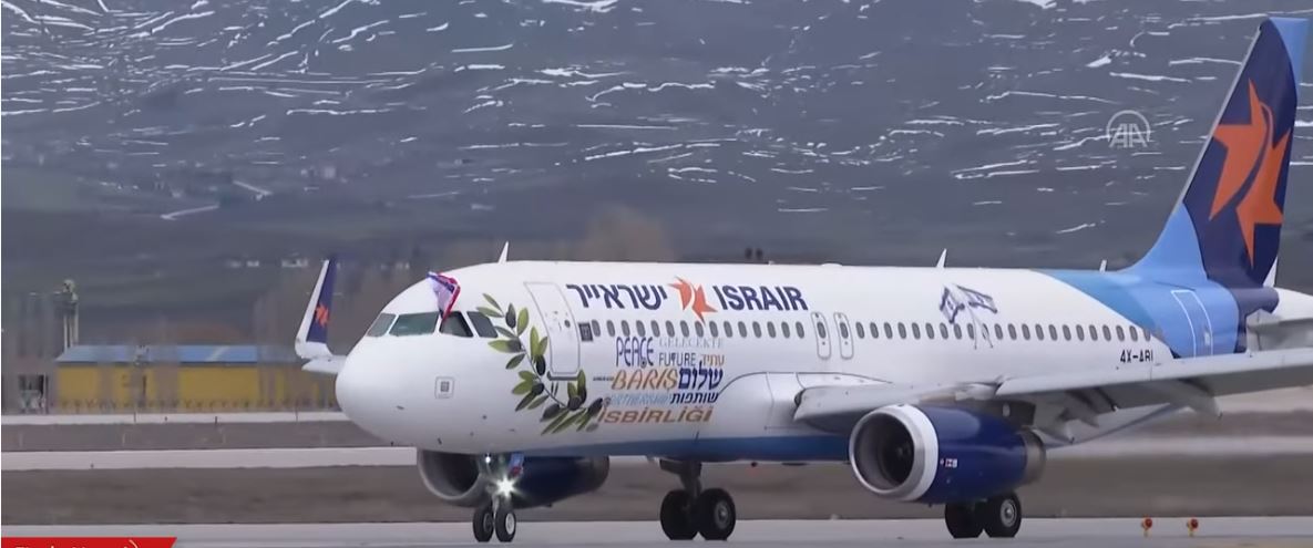 Εντύπωση προκάλεσε το γκράφιτι που κυριαρχούσε στο εξωτερικού του ισραηλινού αεροσκάφους, ένα τεράστιο κλαδί ελιάς. Ο συμβολισμός είναι προφανής. 