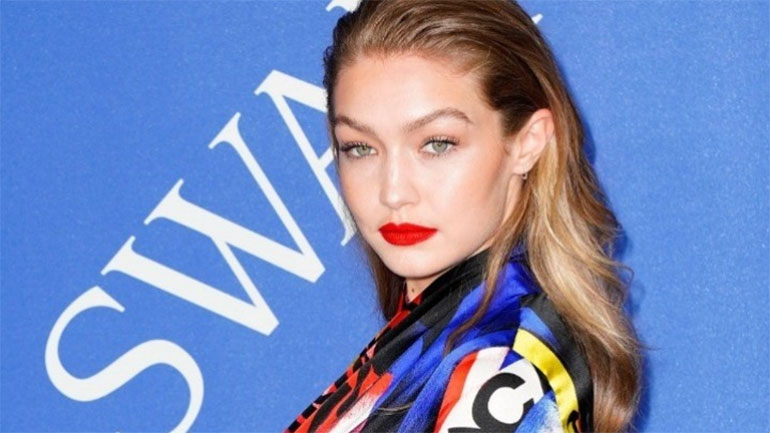 Ουκρανία: H Τζίτζι Χαντίντ και η Μίκα Αργανιάρας δωρίζουν τα έσοδά τους από την Εβδομάδα Μόδας στο Παρίσι