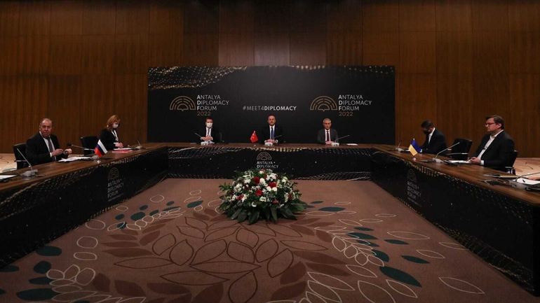 Άρχισε η συνάντηση στην Αττάλεια