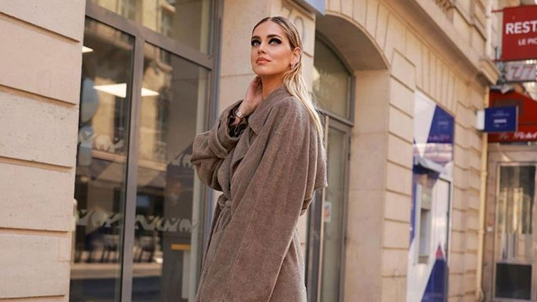 Η Chiara Ferragni επαναφέρει την τάση του smokey eye στην Εβδομάδα Μόδας του Παρισιού