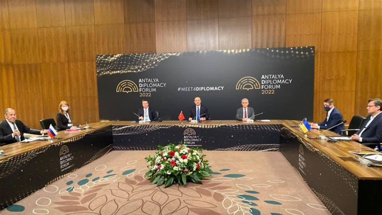 Ξεκίνησε η κρίσιμη συνάντηση Λαβρόφ – Κουλέμπα στην Αττάλεια