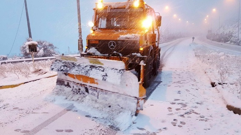 Έντονη χιονόπτωση στην Αττική: Άνοιξε η Εθνική Οδός Αθηνών- Λαμίας – Με αλυσίδες από τα διόδια των Αφιδνών
