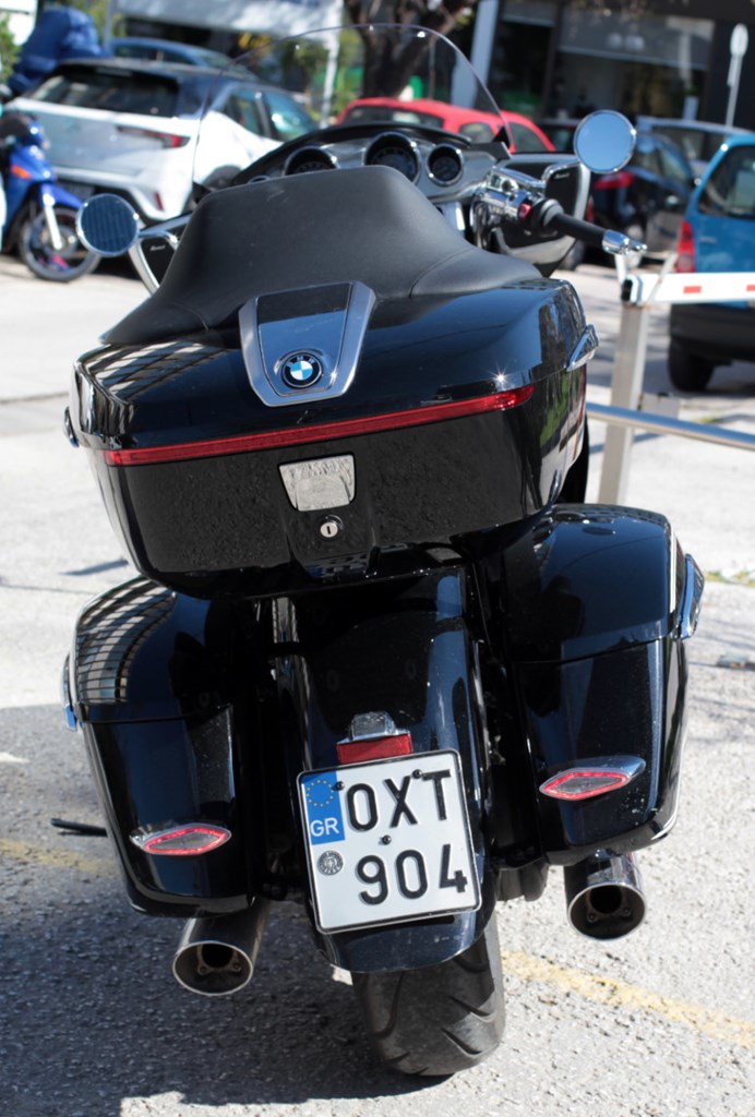 Διακριτικά LED φωτιστικά σώματα στις βαλίτσες.