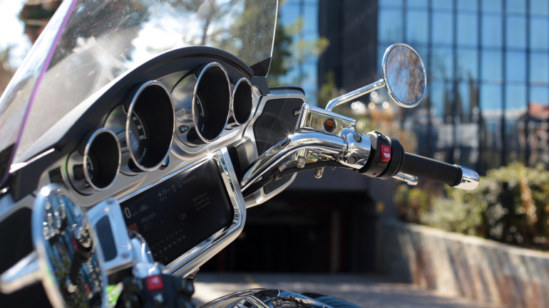 Τέσσερα αναλογικά όργανα και μια τεράστια οθόνη πληροφοριών θα σου κρατήσουν παρέα στα μεγάλα ταξίδια.