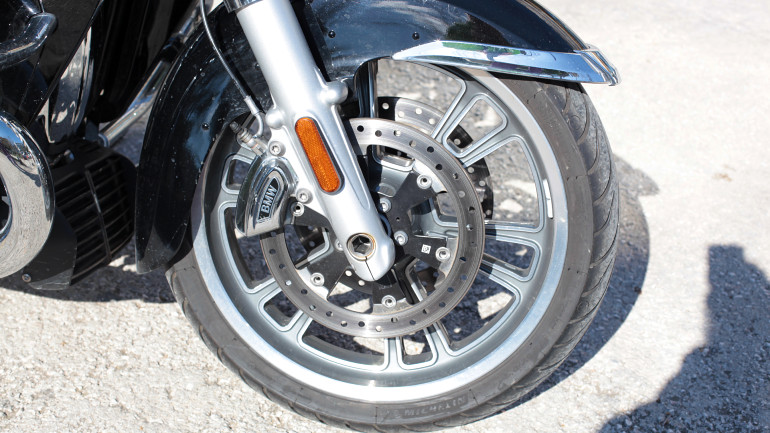 Πολύ δυνατά φρένα με σύστημα BMW Integral ABS για μέγιστη ασφάλεια και στις στροφές.