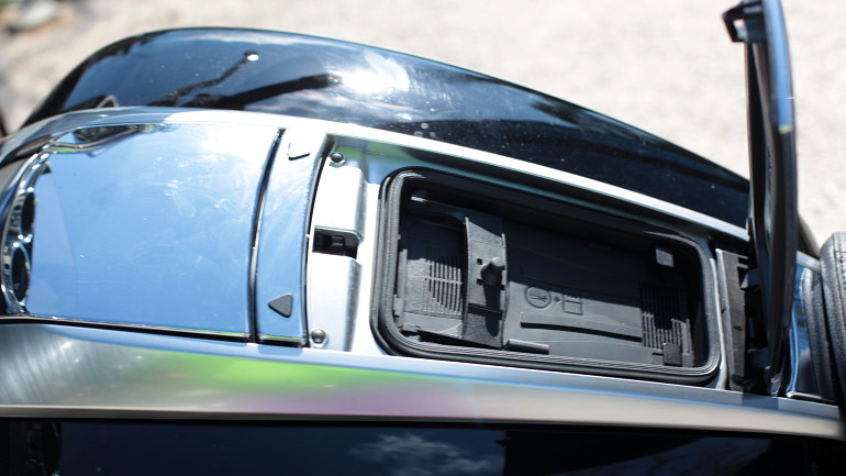 Ντουλαπάκι για το smartphone στο πάνω μέρος του ρεζερβουάρ.