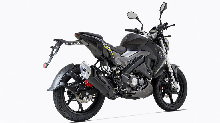 Οι κόκκινες δαγκάνες δίνουν μια επιθετική χροιά στη μοτοσικλέτα.