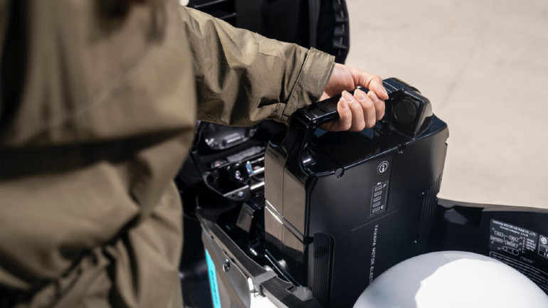 Η μπαταρία είναι αποσπώμενη και ζυγίζει μόλις 8 κιλά.