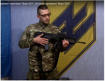 Ένας πολιτοφύλακας του Αζόφ με ένα τουφέκι Tavor  Στιγμιότυπο οθόνης του καναλιού Azov στο YouTube