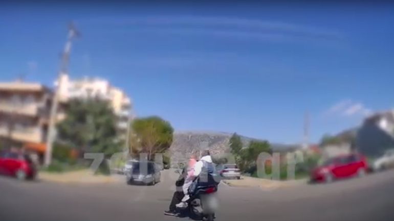 Ακριβή βενζίνη ή αφέλεια; Τρικάβαλο στο μηχανάκι και με παιδί στη μέση;