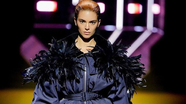 Sunset Red: Η Kendall Jenner υιοθέτησε την πιο hot απόχρωση της σεζόν στα μαλλιά της