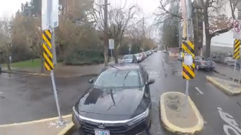 Αυτοκινητιστής διασχίζει ποδηλατόδρομο και του σκάει το λάστιχο