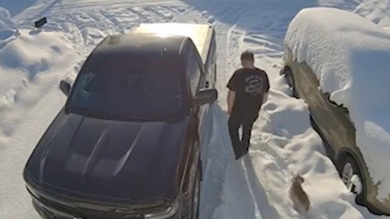 Όταν ο γείτονας δεν χαίρεται που φεύγεις από το σπίτι