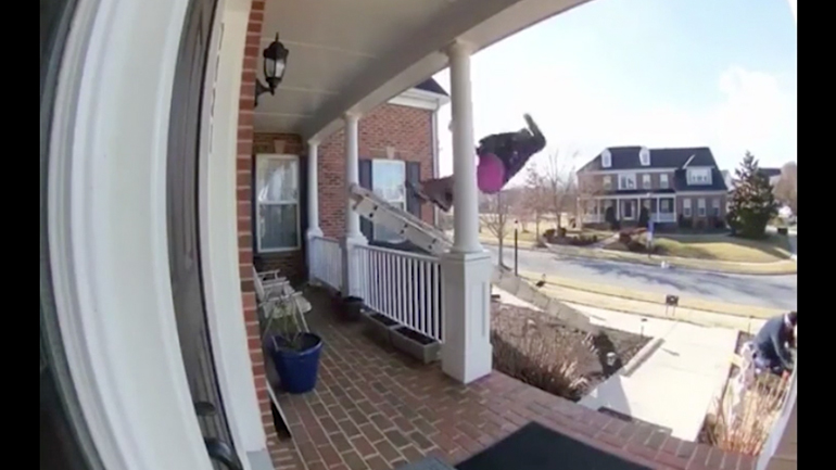 Γυναίκα πέφτει από σκάλα