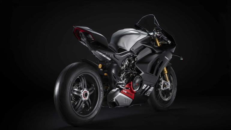 Το κουστούμι είναι βαμμένο στο προκλητικό "Winter Testing".