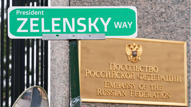 «Οδός προέδρου Ζελένσκι» στην μπροστινή πύλη της ρωσικής Πρεσβείας στην Ουάσινγκτον