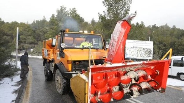 Απεγκλωβίστηκαν οχήματα που είχαν κολλήσει στον δήμο Ωρωπού