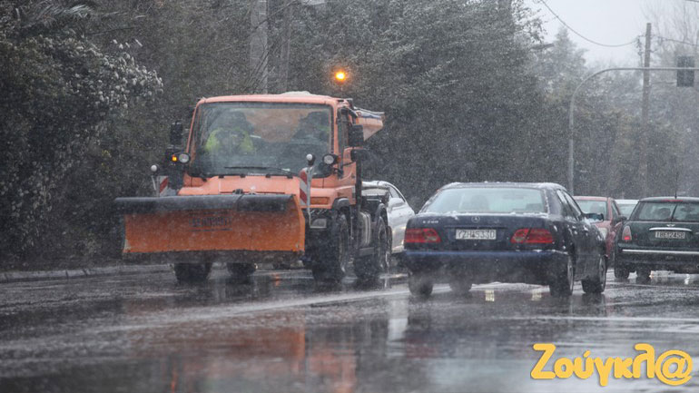 Χιονίζει σε Διόνυσο και Νέα Ερυθραία