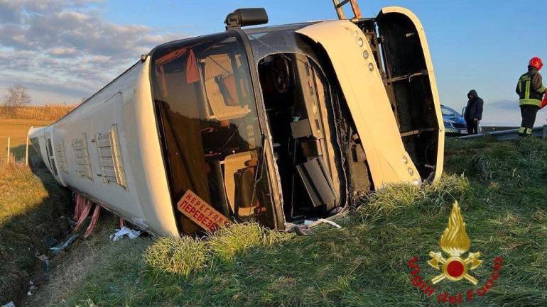 Ιταλία: Ανετράπη λεωφορείο με Ουκρανούς επιβάτες – Mια νεκρή και τραυματίες