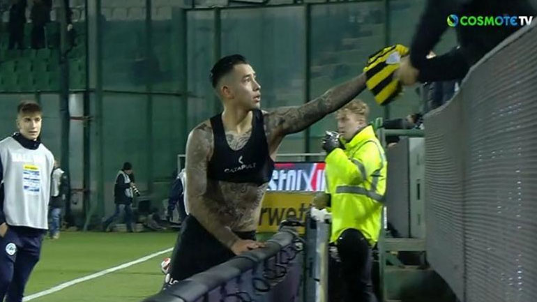 Τρομερή στιγμή και πάλι με πρωταγωνιστή τον Αραούχο: Έδωσε τη φανέλα του σε φίλο του Παναθηναϊκού!