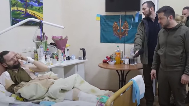 Ο Ζελένσκι επισκέφθηκε νοσοκομείο με τραυματισμένους στρατιώτες