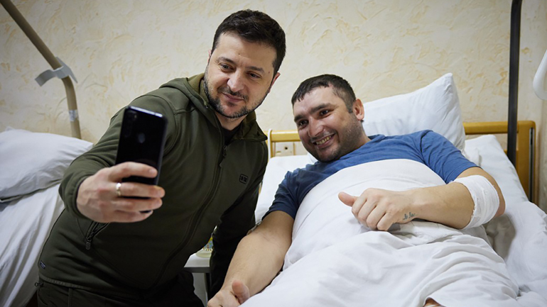 Στρατιωτικό νοσοκομείο επισκέφθηκε ο Ζελένσκι – Απένειμε μετάλλια ανδρείας