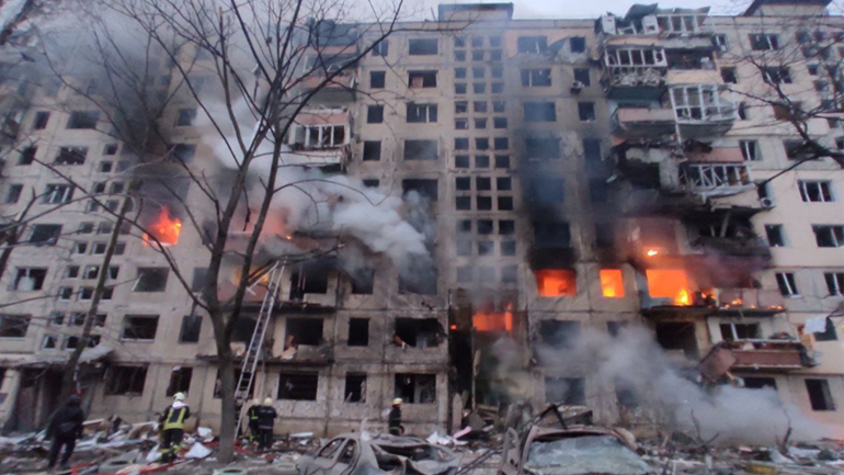 Κίεβο: Δύο νεκροί και τρεις τραυματίες από βομβαρδισμό πολυκατοικίας
