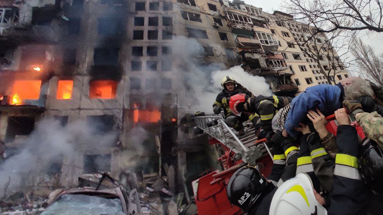 Βομβαρδίστηκε πολυκατοικία στο Κίεβο