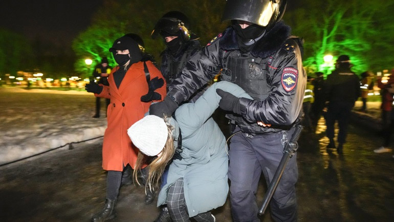 Ρωσία: Περισσότερες από 800 συλλήψεις σε αντιπολεμικές διαδηλώσεις