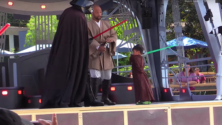 Mικρός Jedi αντιμετωπίζει όλους τους κακούς