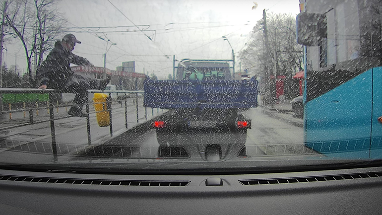 Άνδρας περνά πάνω από κάγκελα