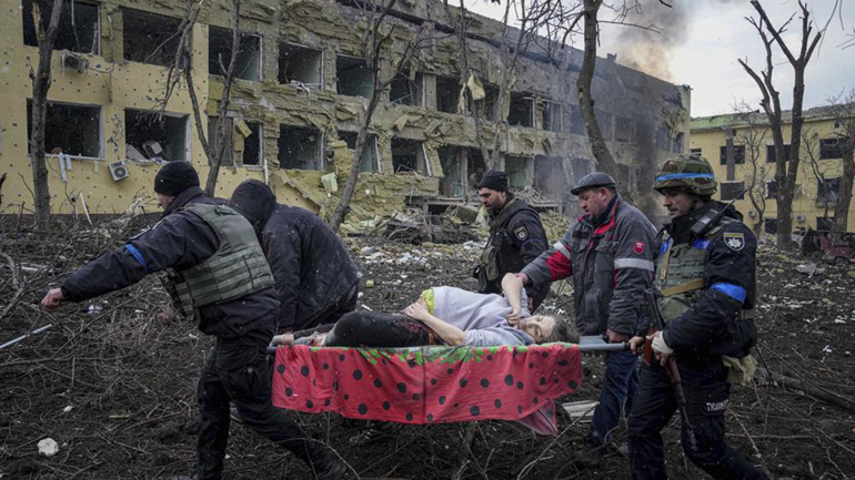 Associated Press: Έγκυος γυναίκα και μωρό πέθαναν μετά τον βομβαρδισμό του μαιευτηρίου στη Μαριούπολη
