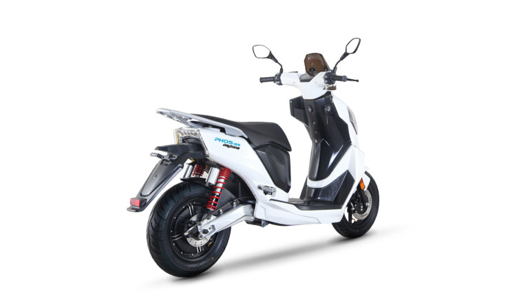 Σύγχρονος σχεδιασμός με το αλουμινένιο ψαλίδι να δεσπόζει στο πίσω μέρος.