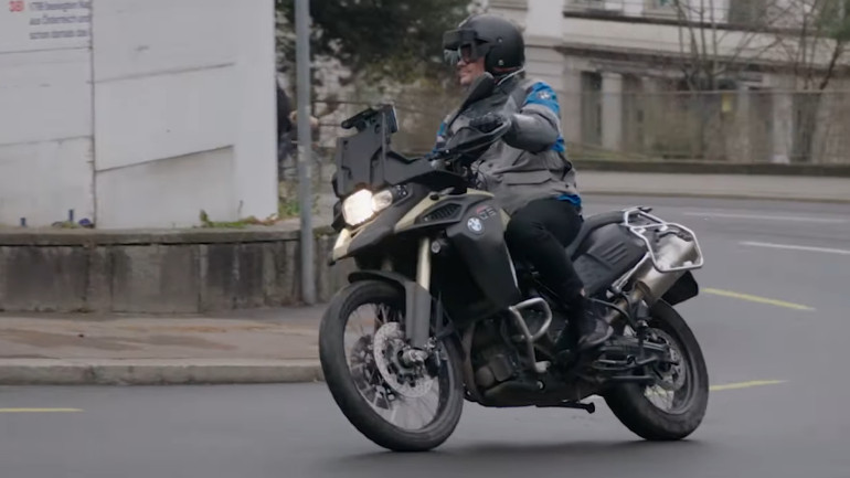 Απίστευτο κράνος σε μαθαίνει να οδηγείς!