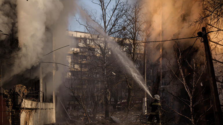 Εκρήξεις στο κέντρο του Κιέβου – Καίγονται πολυκατοικίες