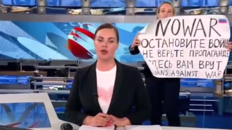 Υπάλληλος της ρωσικής τηλεόρασης εισέβαλε στο τηλεοπτικό πλατό – «Ντρέπομαι για την προπαγάνδα του Κρεμλίνου»