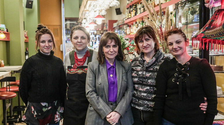 Επίσκεψη Σακελλαροπούλου σε ουκρανικό εστιατόριο στα Εξάρχεια Επίσκεψη Σακελλαροπούλου σε ουκρανικό εστιατόριο στα Εξάρχεια