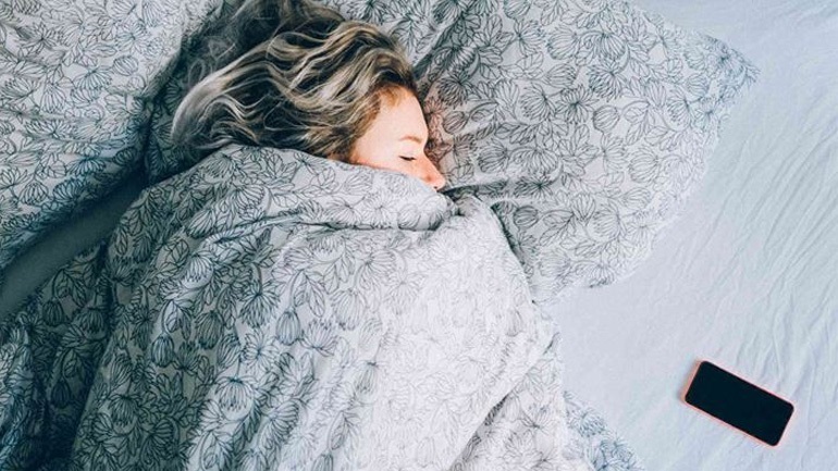 Ακόμη και μέτρια έκθεση στο φως κατά τη διάρκεια του ύπνου βλάπτει την υγεία