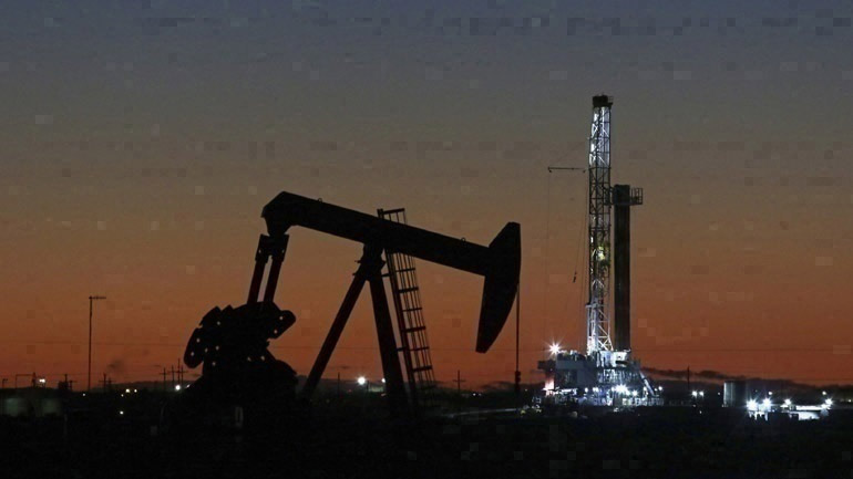 Υποχωρεί η τιμή του αργού πετρελαίου