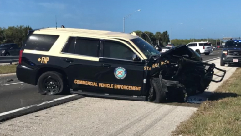 Μετωπική σύγκρουση περιπολικού με ΙΧ