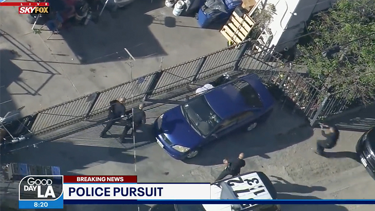 Αστυνομικοί βρίσκουν με δυσκολία έναν ύποπτο που κρυβόταν… μπροστά στα μάτια τους!