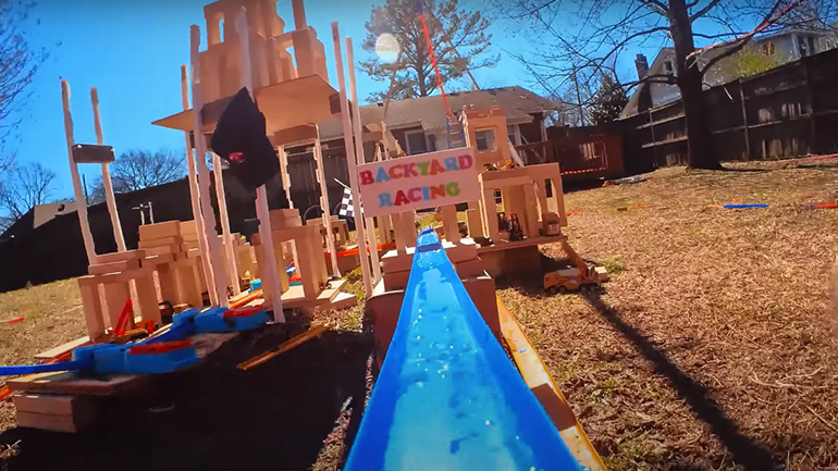 Πίστα για Hot Wheels στον κήπο ενός σπιτιού