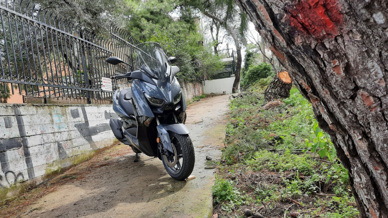 Επιθετική εμφάνιση με LED φωτιστικά σώματα και ενσωματωμένα φλας.