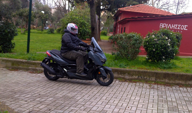 Μοτοσικλετιστική θέση οδήγησης με το σώμα κοντά στο τιμόνι.