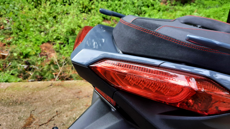 Χαρακτηριστική η σχεδίαση των πίσω φωτιστικών σωμάτων, σήμα κατατεθέν των X-MAX.